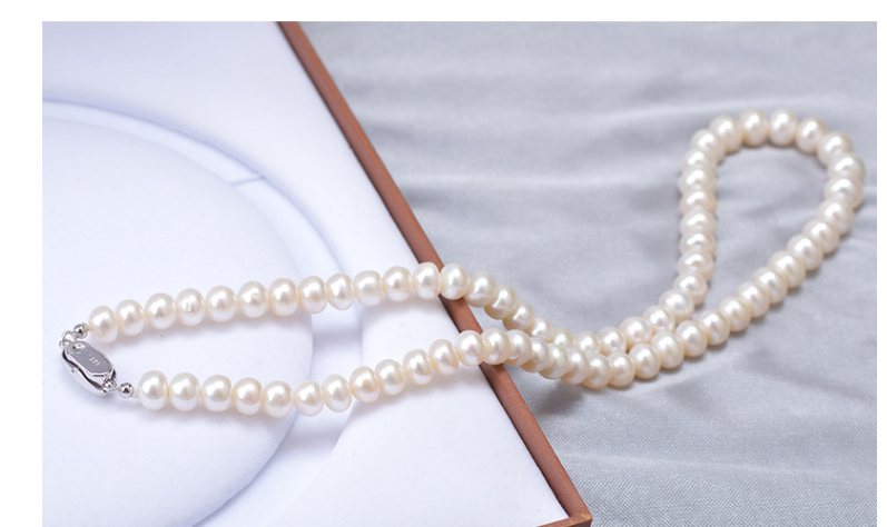 Classic Beauty: Natural Freshwater Pearl Necklace.