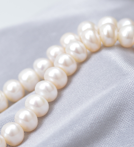 Classic Beauty: Natural Freshwater Pearl Necklace.