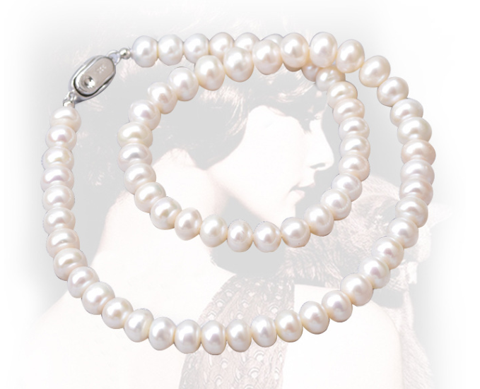 Classic Beauty: Natural Freshwater Pearl Necklace.