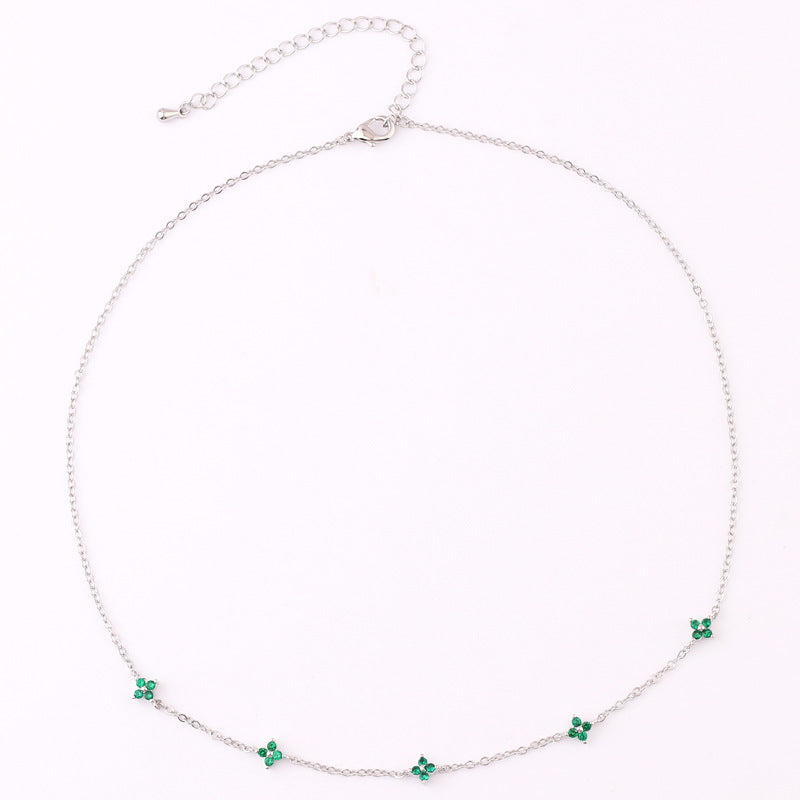 Cute Flower Necklace in Silver or Gold.