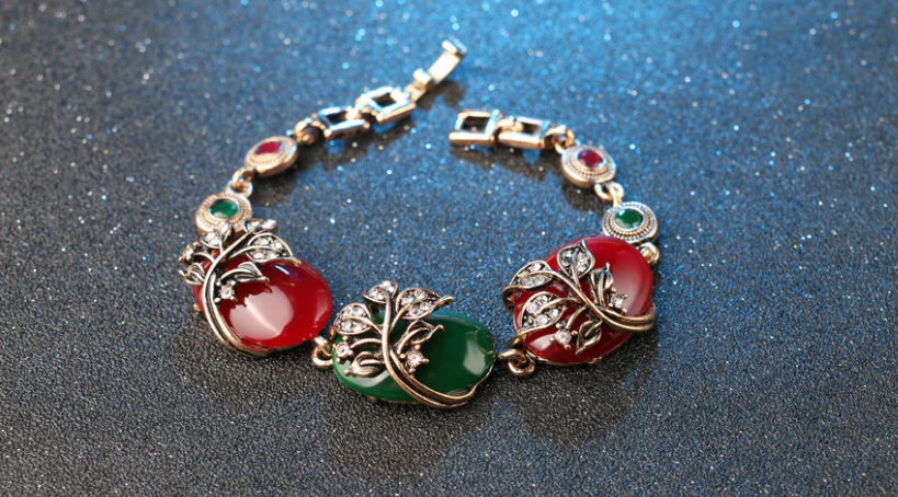 Green & Red Retro Charm Boho Vintage Bracelet with Beads and Nature Leaf Design.