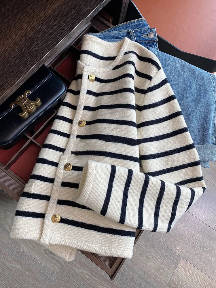 Modern All Season O-neck Stripe Knitted Cardigan with Long Sleeves