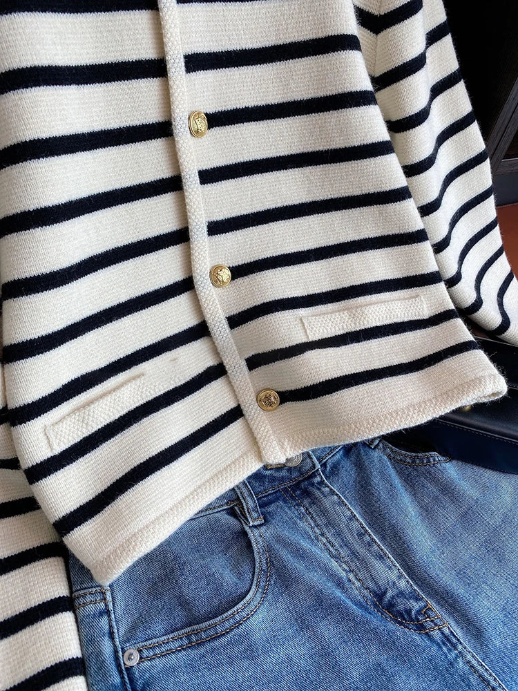Modern All Season O-neck Stripe Knitted Cardigan with Long Sleeves