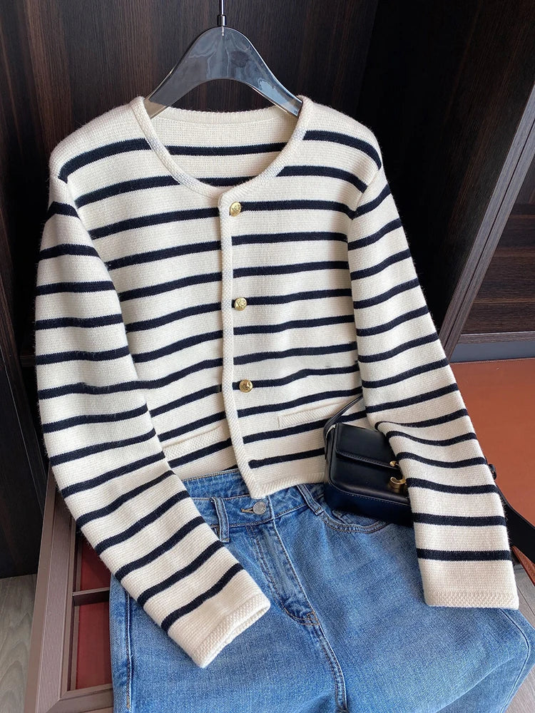 Modern All Season O-neck Stripe Knitted Cardigan with Long Sleeves