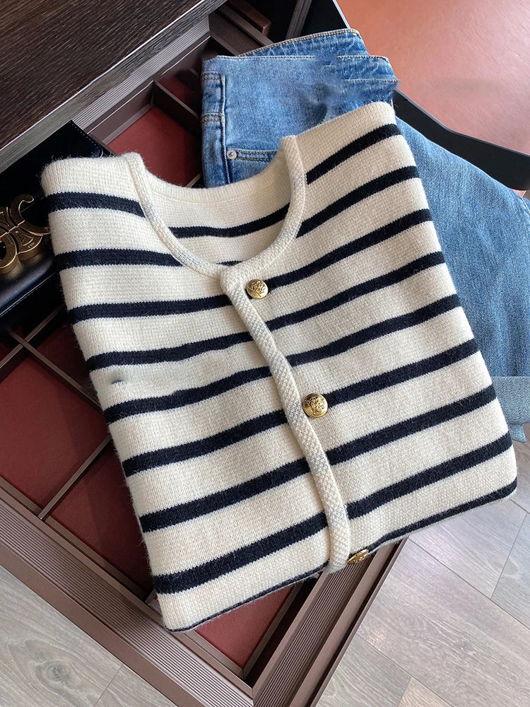 Modern All Season O-neck Stripe Knitted Cardigan with Long Sleeves